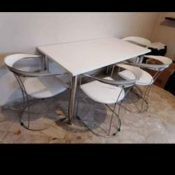 Ξύλινο λευκό τραπέζι με καρέκλες