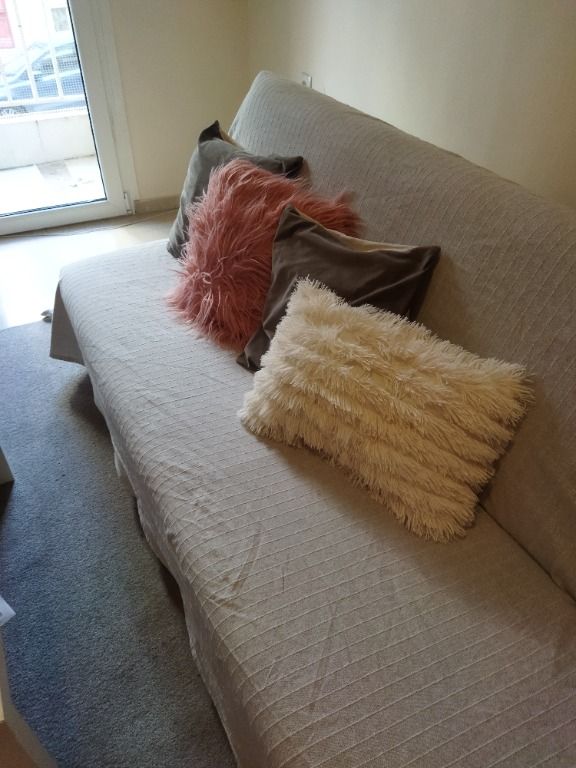 Καναπές κρεβάτι +4 μαξιλάρια 15€