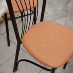 Τραπέζι και καρέκλες