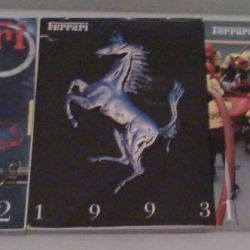 Tρία ετήσια βιβλία της  Ferrari 50 ευρώ
