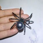 μαύρη αράχνη καρφίτσα γυναικεία