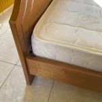 Κρεβάτι ξύλινο με στρώμα σε καλή κατάσταση