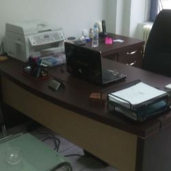 Γραφείο και πολυθρόνα διευθυντη