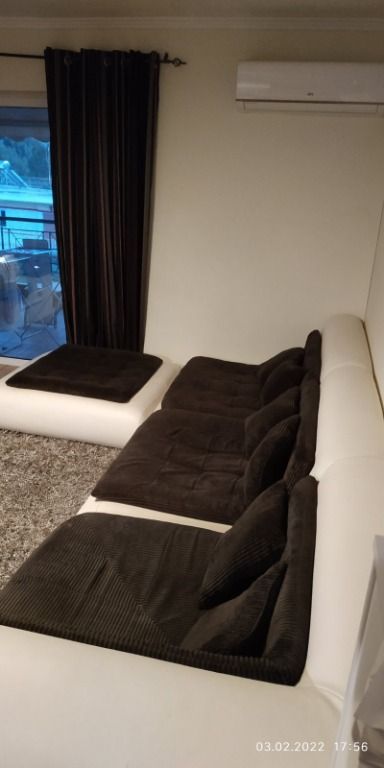 Μοντέρνος καναπές αρχικής αξίας 2.000 ευρώ