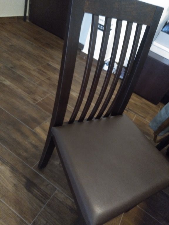 Τραπεζαρία με 4 καρέκλες