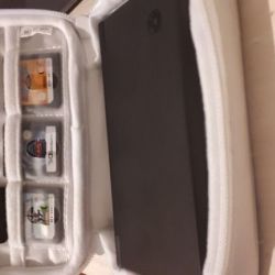 Nintendo DS + 4 κασέτες + άσπρη θήκη + φορτιστής