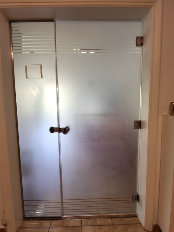 Πόρτα γραφείου γυάλινη με αμμοβολή