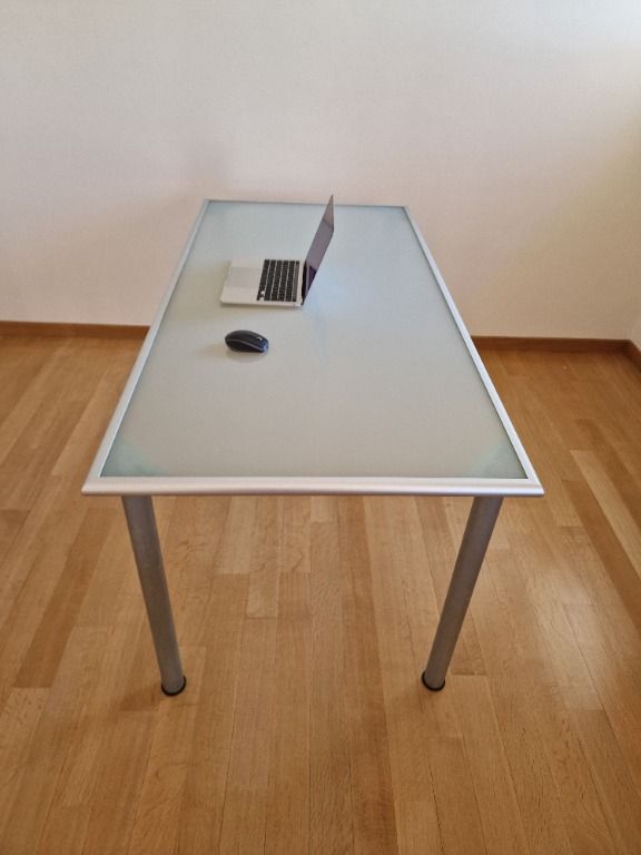 Γραφείο ή τραπέζι για πολλαπλή χρήση.(χωρίς τις καρέκλες)