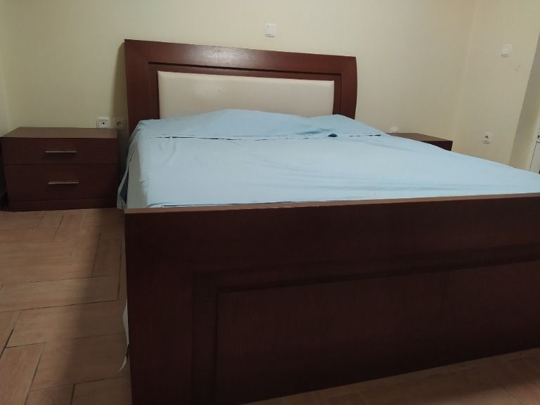 Διπλό κρεβάτι με στρώμα, αποθηκευτικό χώρο και 2 κομοδίνα
