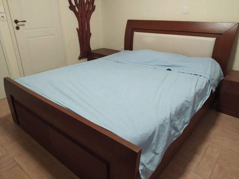 Διπλό κρεβάτι με στρώμα, αποθηκευτικό χώρο και 2 κομοδίνα