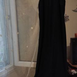 Βραδινό μαύρο μακρύ φόρεμα με δέσιμο στο λαιμό