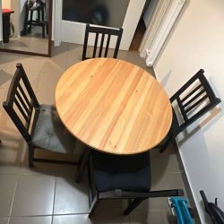 Τραπέζι με καρέκλες