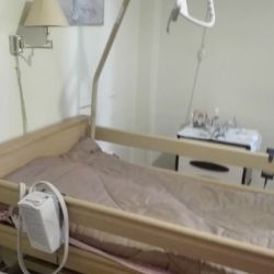 Κρεβάτι νοσοκομειακό με στρώμα κατάκλισης