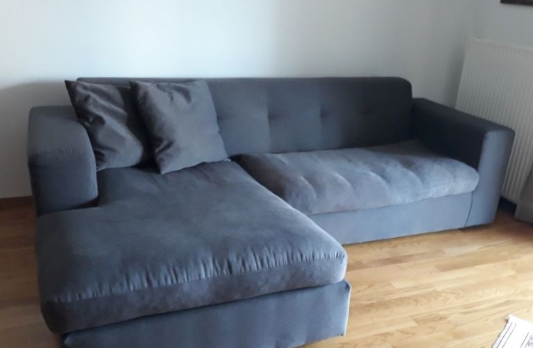 Γωνιακός καναπές με γκρι αλέκιαστο ύφασμα