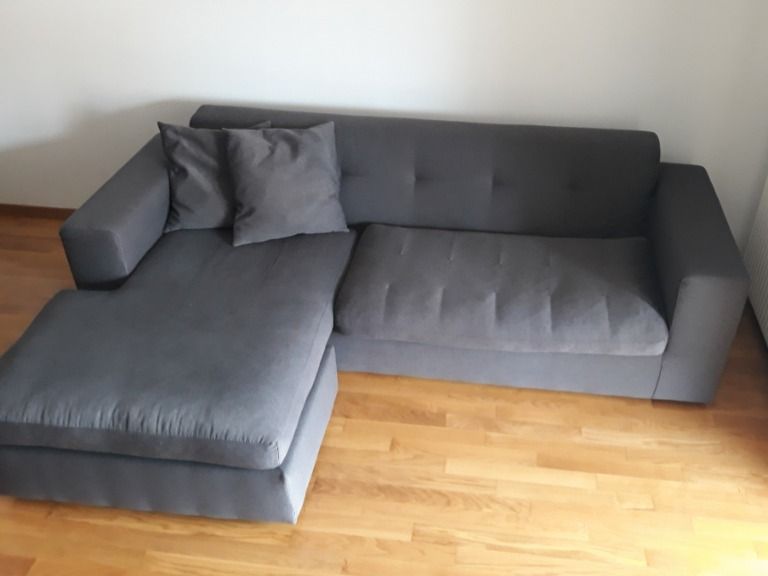 Γωνιακός καναπές με γκρι αλέκιαστο ύφασμα