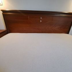 Κρεβατοκάμαρα διπλό κρεβάτι+στρώμα+2 κομοδίνα+μονό στρώμα