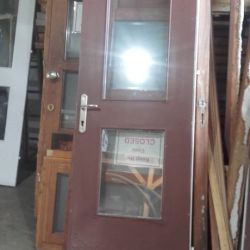 πωλούνται πόρτες ξύλινες(μασίφ) με κασώματα και φεγγίτες-παν