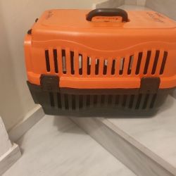 Πορτοκαλί με γκρι τσάντα μεταφοράς για ζωάκι