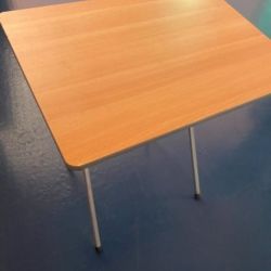 Τρία ξύλινα τραπέζια σε καφέ αποχρώσεις